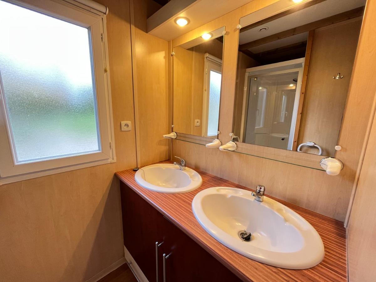 Les Maisonnettes Du Lac - Base De Loisirs Lavare ภายนอก รูปภาพ
