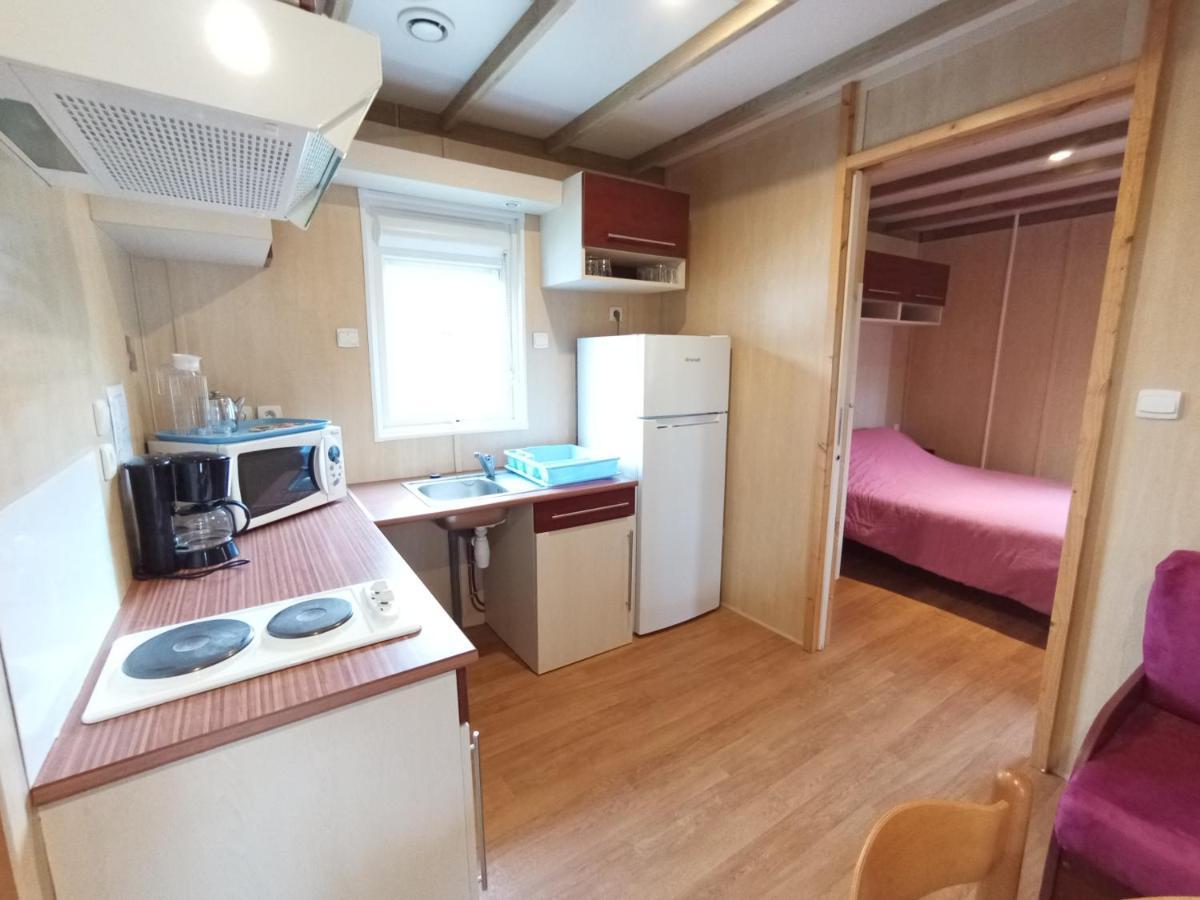 Les Maisonnettes Du Lac - Base De Loisirs Lavare ภายนอก รูปภาพ