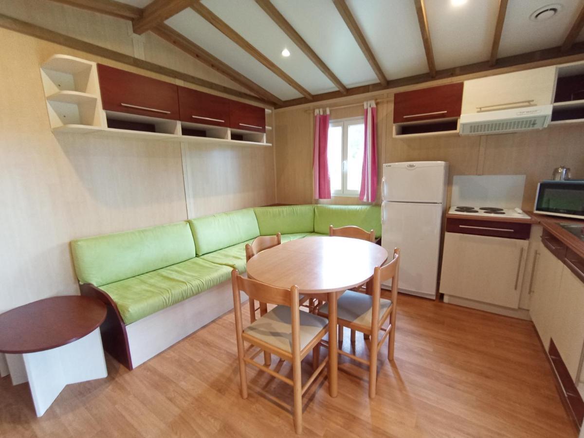 Les Maisonnettes Du Lac - Base De Loisirs Lavare ภายนอก รูปภาพ